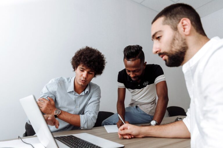 5 exemples d&rsquo;e-mails pour organiser une réunion de suivi après un webinaire